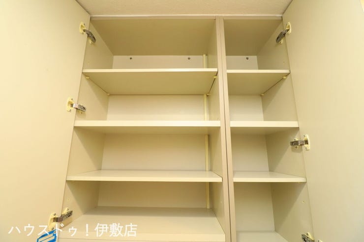 【キッチン収納】
扉付きで生活感を出さずに収納可能です