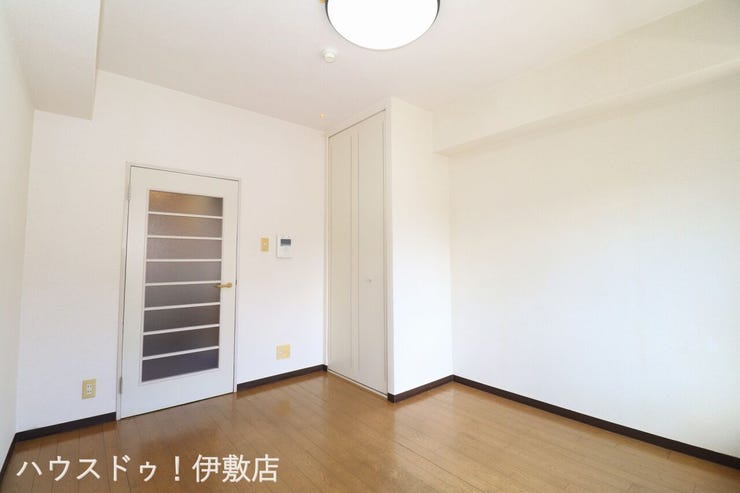 【洋室】
白を基調とした室内で清潔感と開放感があります!