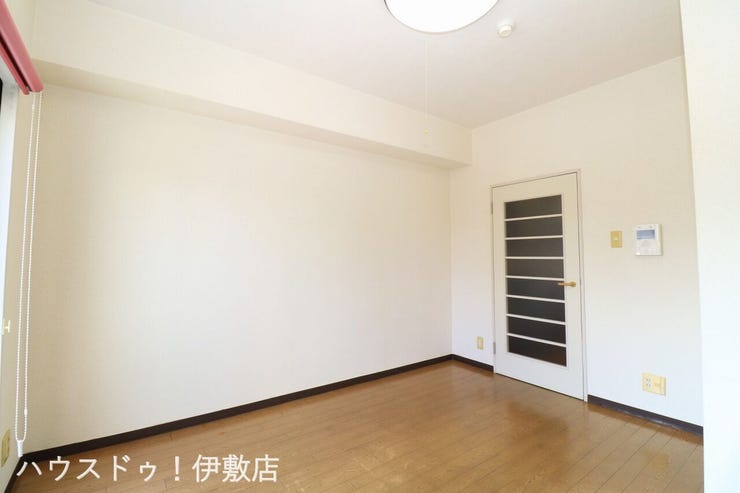 【洋室】
南側に窓があり、自然光が入りやすい洋室です