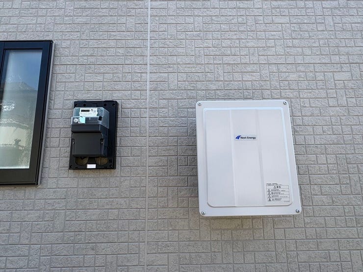 暮らしの安心を支える、機能的でスマートな屋外設備。外壁に溶け込むシンプルなデザインが採用され、住まいの美観を損ないません。日々の快適な生活を、見えないところでしっかりとサポートしてくれる頼もしい存在。