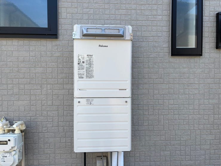 住まいの外観に馴染む、スリムで圧迫感のない高効率給湯器。
省エネ性能に優れた設備が、家計と環境に優しい暮らしを支えます。毎日のバスタイムや家事を、心地よいお湯が静かにサポートしてくれますね。