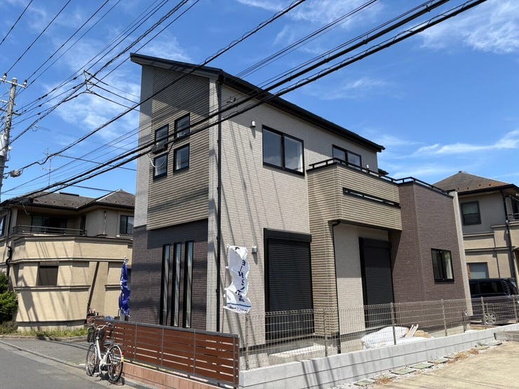 【外観】
表情豊かなベージュとブラウンのタイル調外観。バルコニーがアクセントになった奥行き感のあるデザインで、青空に映える明るい佇まいです。お家に帰るのが楽しみになるような、優しく落ち着いた雰囲気が漂いますね。