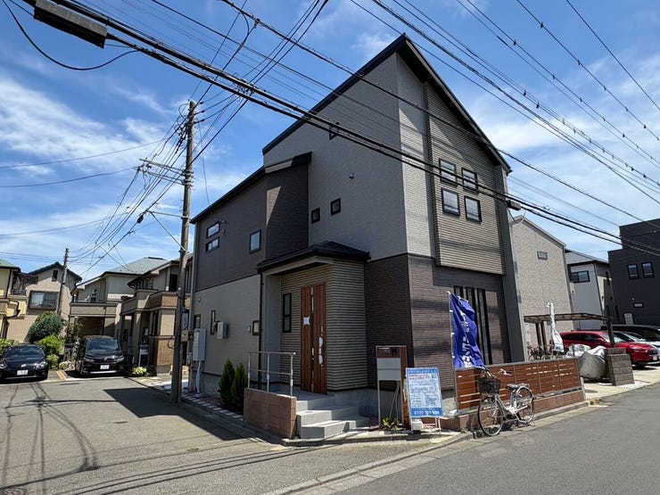 ツートンカラーのモダンな外観が、青空に美しく映える佇まい。重厚感のあるダークトーンの壁面が、住まい全体を引き締まった印象に見せてくれます。洗練されたデザインに包まれて、清々しい毎日を始められそうです。
