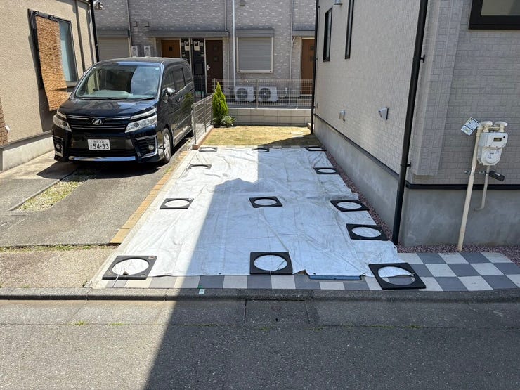 前面道路からスムーズに入出庫できる、ゆとりあるカースペース。見通しの良い平坦な道に面しているため、駐車が苦手な方も落ち着いて操作できます。毎日のお買い物やお子様の送迎も軽やかになりますね。