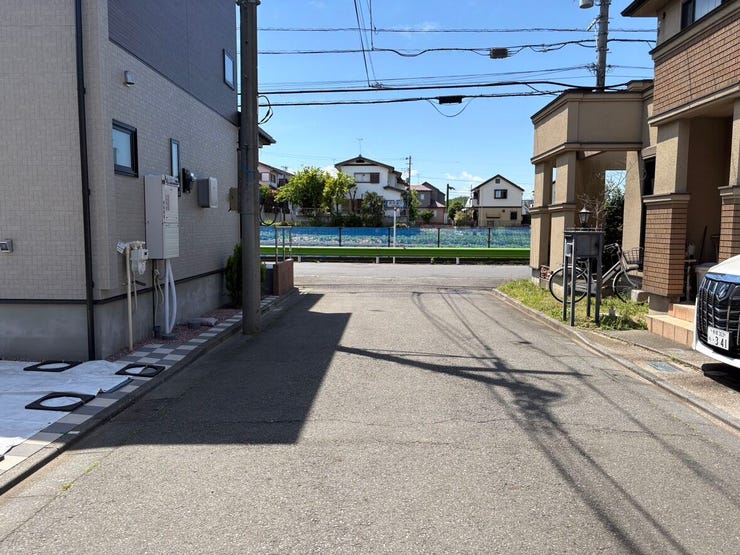 空を仰ぐような開放感に包まれた、ゆとりある前面道路。
道幅が広く見通しも良いため、対向車が来ても落ち着いてすれ違えます。小さなお子様と手を繋いで歩く際も、圧迫感のない広々とした空間は安心ですね。