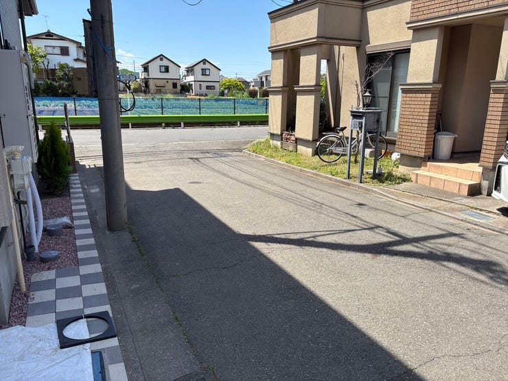 開放感あふれる見通しの良い前面道路。道幅にゆとりがあり、視界を遮るものがないため、車や自転車の往来も落ち着いて確認できます。お子様との散歩も、心地よい風を感じながら安心して楽しめますね。