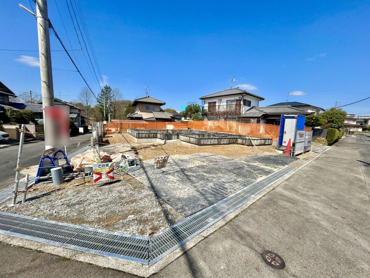 ◇外観写真◇
駐車4台可能!来客時や、将来車を買い足す場合にも安心です。ゆとりある駐車スペースは生活スタイルに合わせて柔軟に対応できますね。自転車やバイクなども置いていただけます。