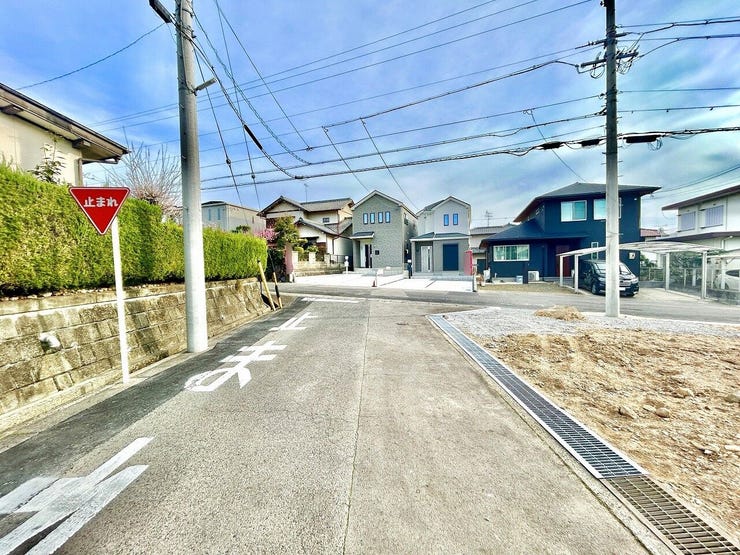 ◇前面道路◇
過ごす時間と共に刻々と表情を変えていく住まい、季節によってさまざまな表情を見せてくれるわが家は、時を重ね思いを紡ぐ場所です。ご家族の一家団欒を心ゆくまでお楽しみください。