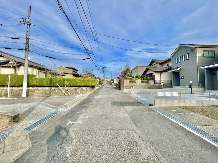 ◇前面道路◇
道路幅はどちらもゆとりある約6.0m。車2台が安心してすれ違うことのできる幅です。事故率や歩行者の安全性、騒音などを考えると程よい幅なのではないでしょうか。