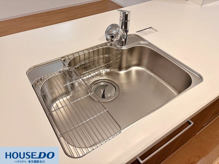 施工事例:堺市東区野尻町モデルハウス
大きな鍋も洗いやすいゆとりのあるシンク!浄水器一体型の水栓は、いつでも美味しいお水を使えるだけでなく、シャワーヘッドが伸びるためシンクの掃除もスムーズです♪