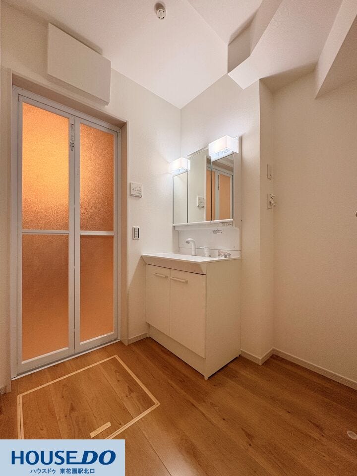 施工事例:堺市東区野尻町モデルハウス
脱衣スペースにゆとりがある機能的な洗面室♪木目調の床と白い壁のコントラストが清潔感を演出し、朝の身支度も心地よく整えられます!