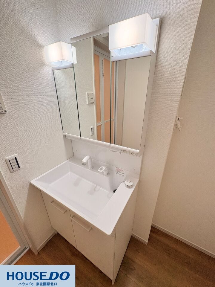 施工事例:堺市東区野尻町モデルハウス
三面鏡の裏に小物を収納できる洗面化粧台!洗面ボウルが広く、汚れを拭き取りやすい形状のため、毎日のお手入れが簡単で綺麗に保てます♪