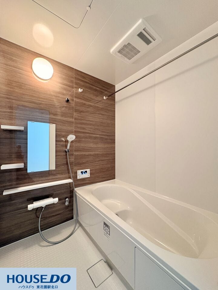 施工事例:堺市東区野尻町モデルハウス
落ち着いた木目調のパネルが印象的なバスルーム♪ゆったりとした浴槽に浸かりながら、一日の疲れを穏やかに癒やすリラックスタイムを過ごせます!