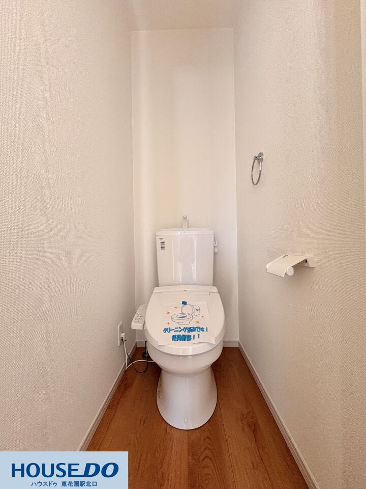 施工事例:堺市東区野尻町モデルハウス
温水洗浄便座付きのトイレ♪木目調のクッションフロアが柔らかい印象を与えます!タオル掛けやホルダーも設置済みで、お引越し後すぐに使い始められる清潔な空間です♪