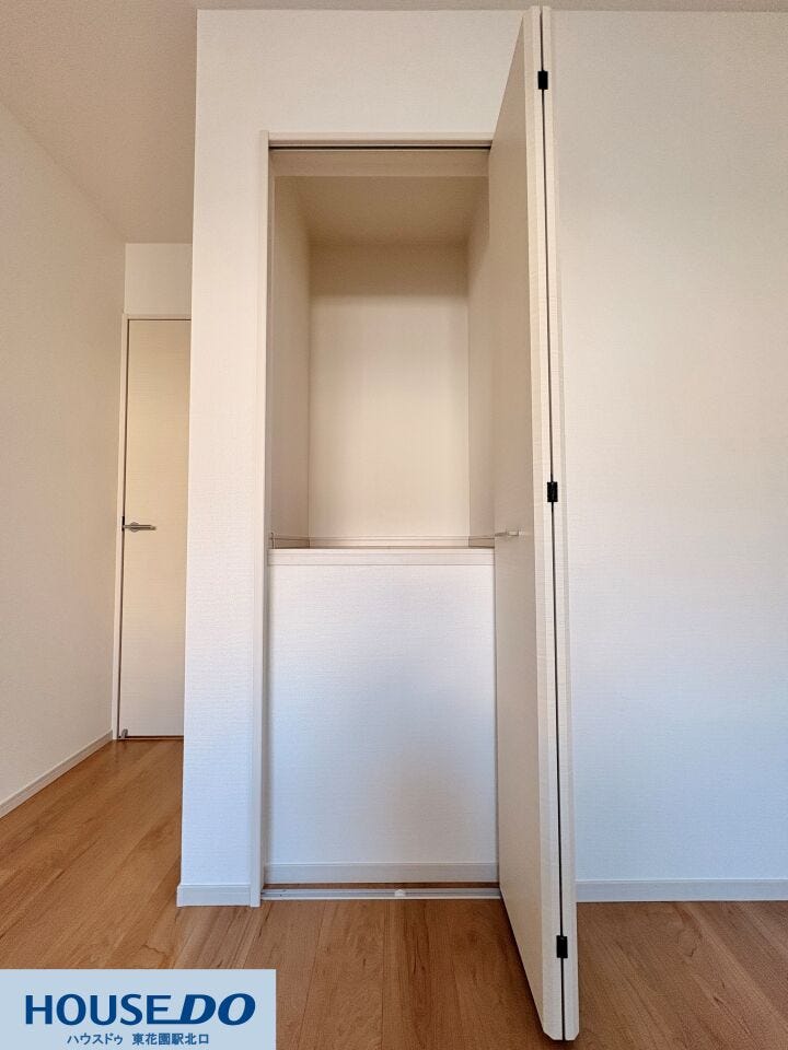 施工事例:堺市東区野尻町モデルハウス
廊下に面した物入は、掃除機などの日用品や季節物の保管に重宝します♪置き場が腰の位置にあるため、屈まずに収納でき、効率よく整理整頓ができる機能的な設計です!