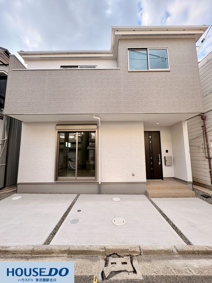 施工事例:堺市東区野尻町モデルハウス
落ち着いた色調のタイル風外壁が映える、モダンな2階建て♪前面には並列で駐車可能なスペースを確保しており、重い荷物の積み下ろしや自転車の駐輪もスムーズです!