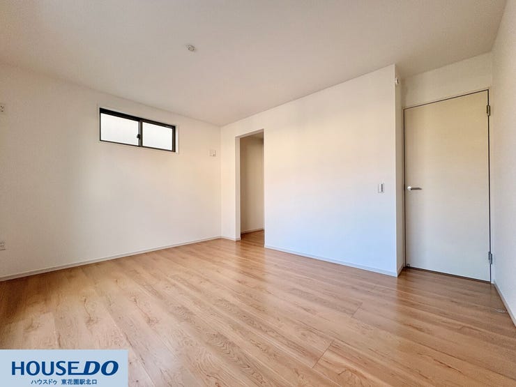 施工事例:堺市東区野尻町モデルハウス
高い位置に窓を配置した洋室♪家具のレイアウトがしやすく、外からの視線も気になりにくいプライバシーに配慮した造りです!明るいフローリングが室内を広く見せます♪