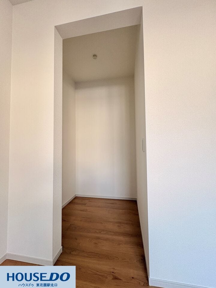 施工事例:堺市東区野尻町モデルハウス
洋室の奥には、衣類をまとめて収納できるウォークインクローゼットを完備!扉のないオープンタイプで出し入れがスムーズに行え、湿気もこもりにくい風通しの良い空間です♪