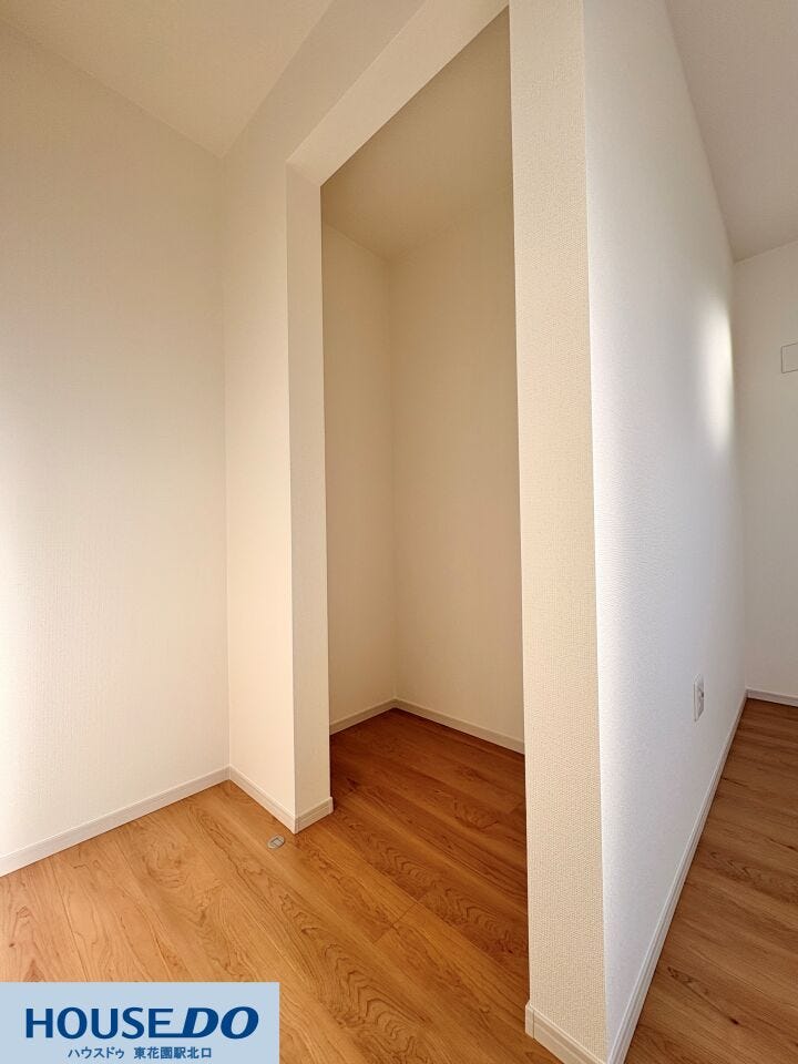 施工事例:堺市東区野尻町モデルハウス
奥行きにゆとりのあるウォークインクローゼットです♪季節物の家電やスーツケースなど、かさばる荷物もすっきりと収まり、お部屋の広さを有効に使うことができます♪