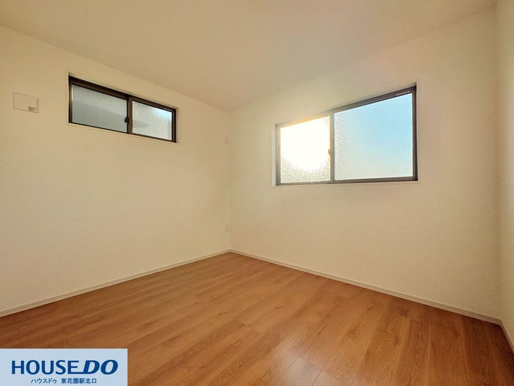 施工事例:堺市東区野尻町モデルハウス
二か所の窓から光が入り、日中は照明をつけなくても明るい空間です!風通しも良く、朝の目覚めから夜のひとときまで、心地よく穏やかに過ごせる設計になっています♪