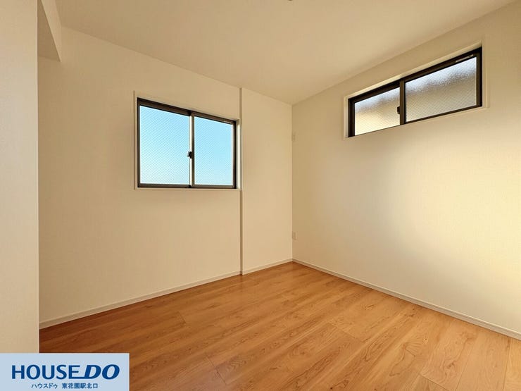 施工事例:堺市東区野尻町モデルハウス
高い位置に設置された窓は、周囲の視線を気にせず光を取り込めるのが魅力♪家具の配置がしやすい壁面が多く、お好みのインテリアで自分らしい部屋作りを楽しめます!