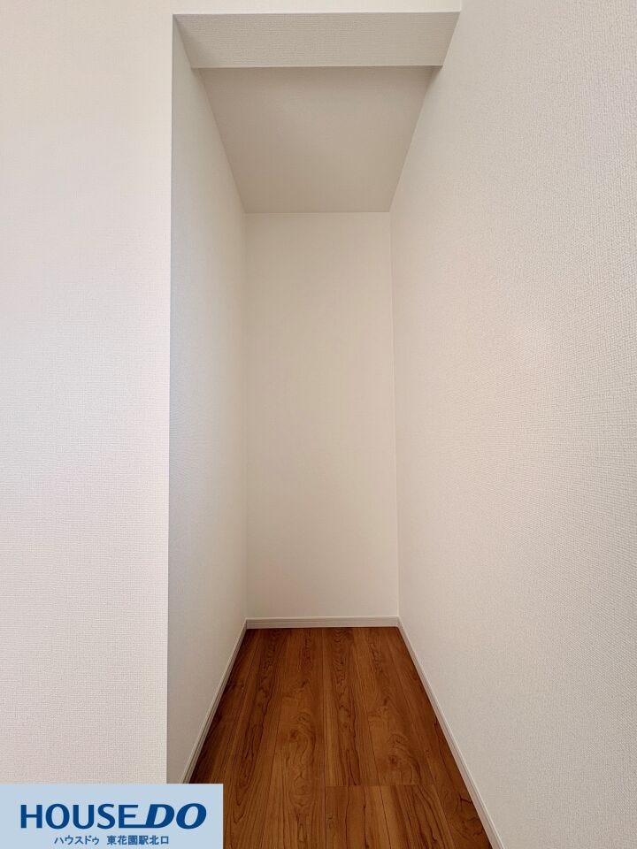 施工事例:堺市東区野尻町モデルハウス
デッドスペースを活かした奥行きのあるクローゼット♪季節物の家電やスーツケースもすっきり収まり、お部屋の広さを有効に活用できます!