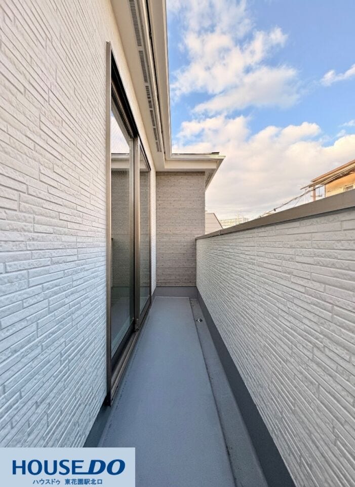 施工事例:堺市東区野尻町モデルハウス
横幅にゆとりがある設計のバルコニーです♪一度にたくさんの洗濯物を干せるだけでなく、外壁が高いため周囲の視線を気にせず作業ができます!