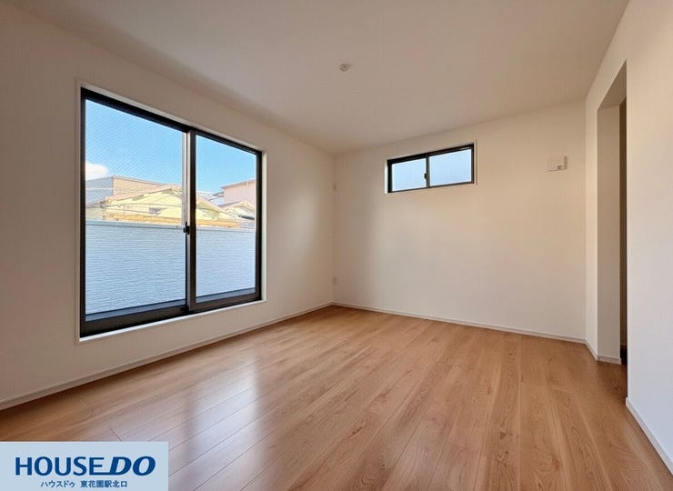 施工事例:堺市東区野尻町モデルハウス
大きな窓から自然光が差し込む明るい室内♪バルコニーへ直接出入りできる動線が確保されており、毎日の換気や洗濯物の取り込みもスムーズです!