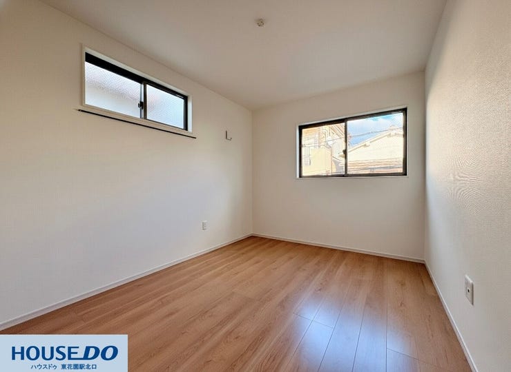 施工事例:堺市東区野尻町モデルハウス
二方向の窓から風が通り抜ける、心地よい通気性が魅力のお部屋です!壁面が広く確保されているため、家具のレイアウトも自由自在に楽しめます♪