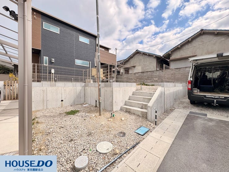 前面道路からフラットに繋がるカースペースは、大型車の出し入れもスムーズです!階段横には水栓も完備♪洗車やアウトドア用品の手入れ、自転車のメンテナンスも玄関先で完結します!!