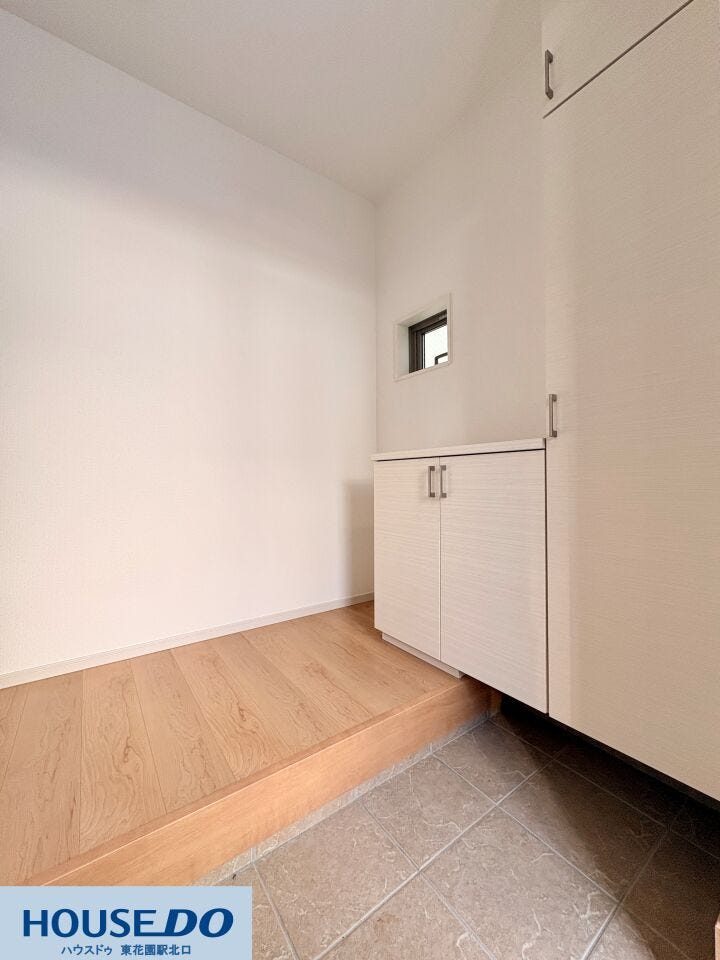 施工事例:堺市東区野尻町モデルハウス
収納力のあるシューズボックスを備えた玄関!小窓から自然光が入り、暗くなりがちな足元を明るく照らします♪段差を抑えた設計で、毎日の出入りも快適です!