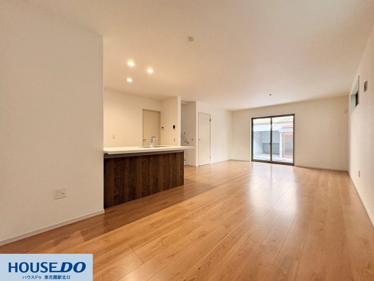 施工事例:堺市東区野尻町モデルハウス
対面式のカウンターキッチンからは、掃き出し窓からの柔らかな光が届きます♪調理中も会話が弾む距離感で、掃除のしやすいフラットなフローリングも魅力です!