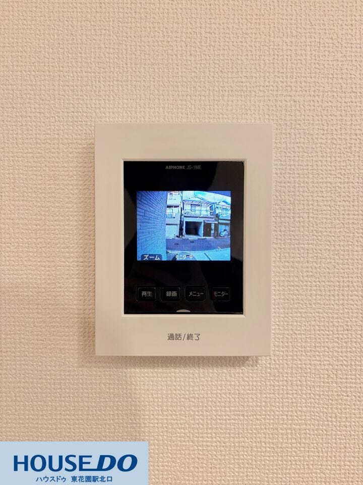 施工事例:堺市東区野尻町モデルハウス
来客の顔を室内からしっかり確認できるカラーモニター付き♪お子様のお留守番時や、夜間の突然の訪問にも落ち着いて対応できるため、日々の安心感が格段に高まります!