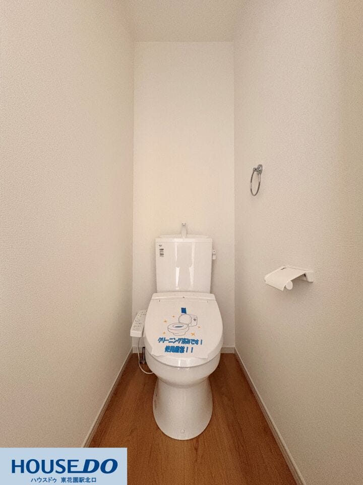 施工事例:堺市東区野尻町モデルハウス
清潔感のある白を基調としたトイレです!寒い季節も快適な暖房便座や、お手入れがスムーズな節水型トイレを採用♪毎日使う場所だからこその心地よさを追求しました!