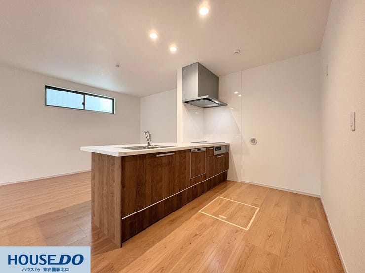 施工事例:堺市東区野尻町モデルハウス
料理をしながらリビングの様子を見守れる対面キッチン♪木目調のデザインが空間に馴染み、後片付けに便利な床下収納も備えた、作業動線の良い広々とした設計です!