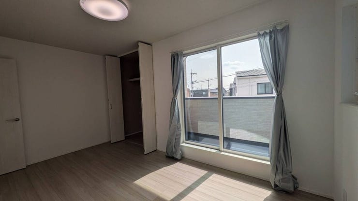 ●バルコニーへ繋がる洋室