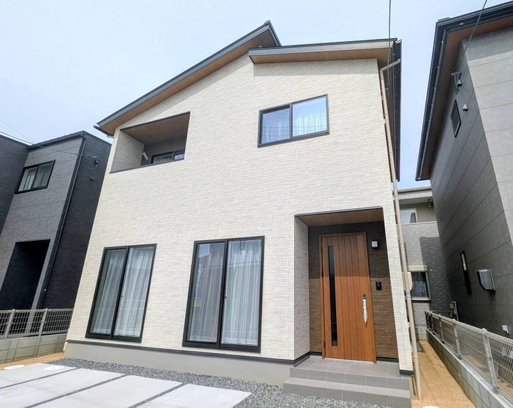 【外観】
●南向き陽当たりで良好な3LDK新築住宅!
●庭瀬駅まで徒歩約6分とアクセス良好!