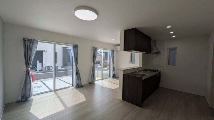 ●大きな南向き窓からは温かな光が差し込みます