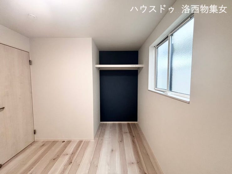 洋室5.2帖の収納
壁紙はアクセントクロスでお洒落です☆