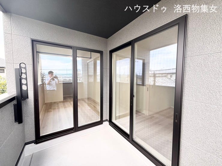 大きなガラスのバルコニー
洋室2部屋につながっています♪