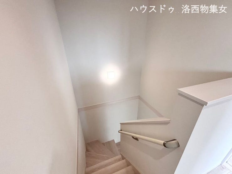 階段は天井高くて広々☆