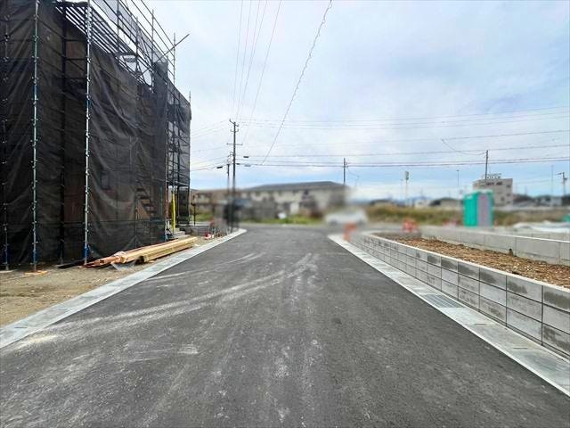 幅員約6mの前面道路です。道路幅が広いので、向かいの住宅とも距離があるため日当たりも確保しやすいです。
(2026年3月14日 撮影)