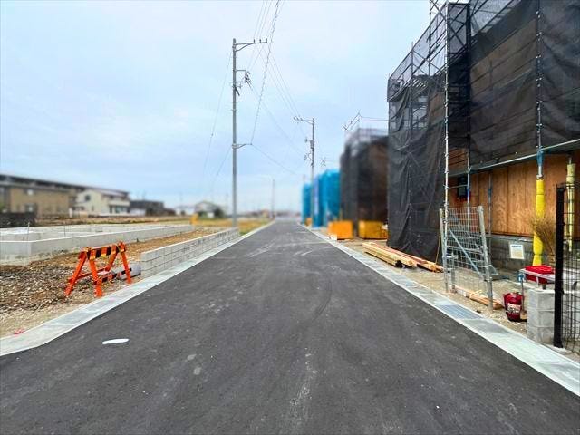 幅員約6mの前面道路です。道路幅にゆとりがあるので、車種を選びません。大きめの車を乗りたい方にもオススメです。
(2026年3月14日 撮影)