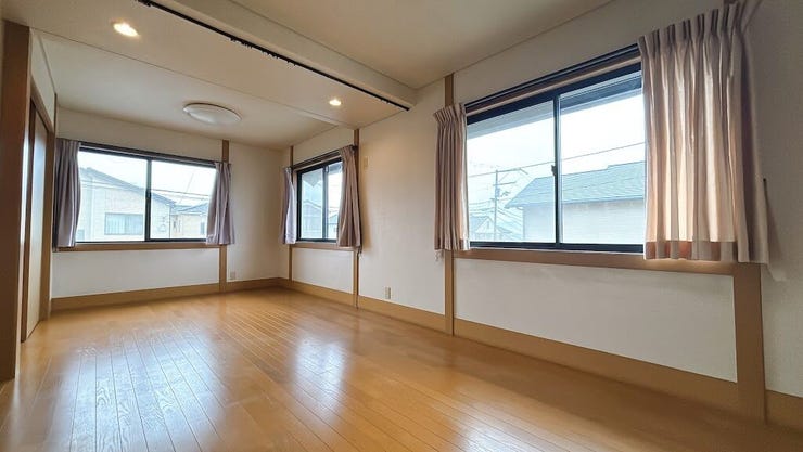 日当り良好の洋室!
明るい空間となっております。