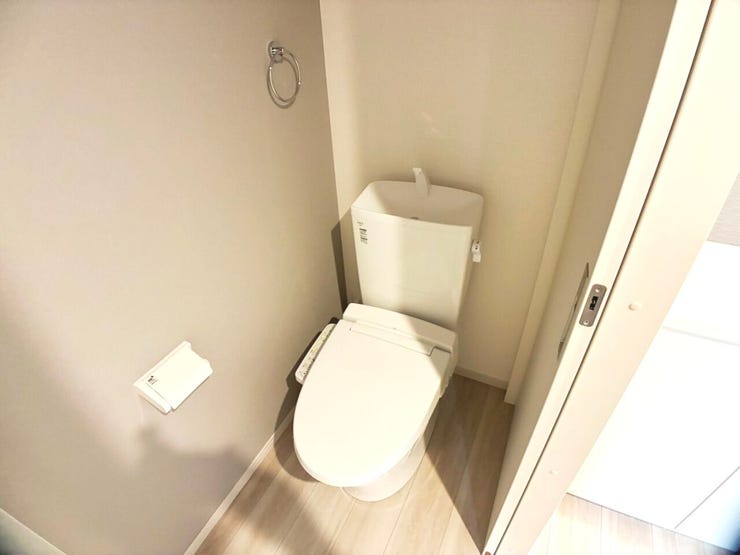 ◎トイレ:2号棟(5/31撮影)
傷汚れに強く、銀イオンパワーの抗菌効果のある便器!しっかり洗浄で汚れを残さず洗い流しますが、節水タイプなので家計にも嬉しいです◎
