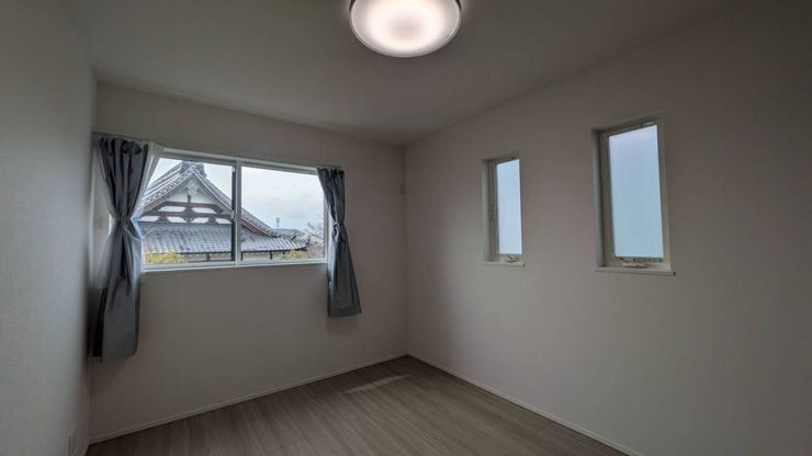 ●2面採光で明るい洋室です