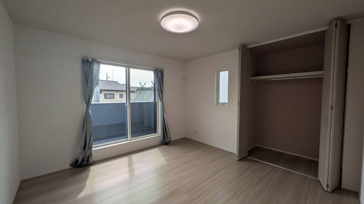 ●大型のクローゼットを備えバルコニーに面したお部屋です。