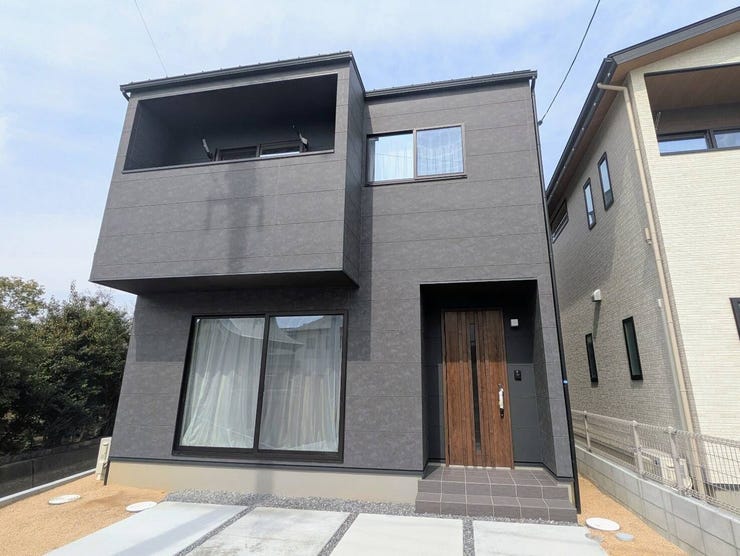 【外観】
●庭瀬駅と旧2号線近く、交通アクセス良好!
●シックで落ち着きのあるブラック基調の新築です!