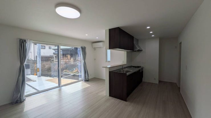 ●大きな窓からは、明るい陽射しがリビングに差し込みます