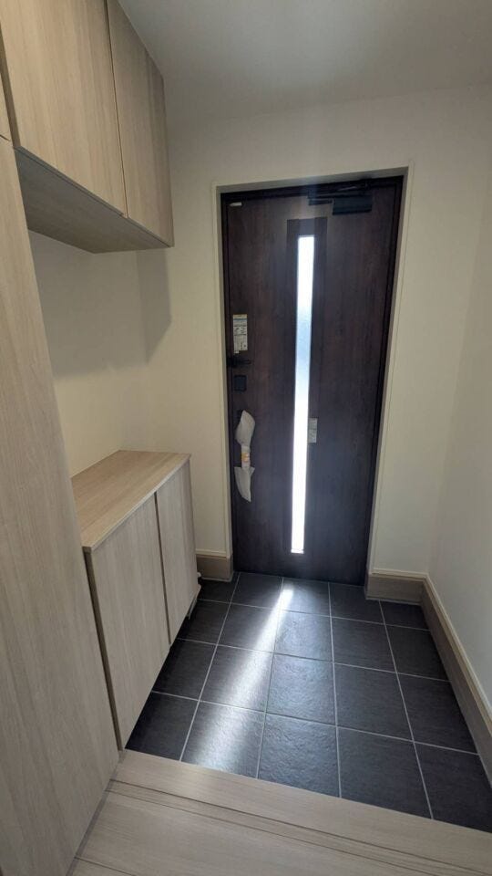 ●シューズボックスを備えたシンプルな玄関